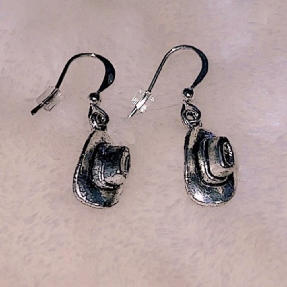 NEW 🤠 RUSTIC SILVER 1/2” DANGLING COWBOY/COWGIRL HAT EARRINGS w/CLEAR BACKINGS - Picture 2 of 7